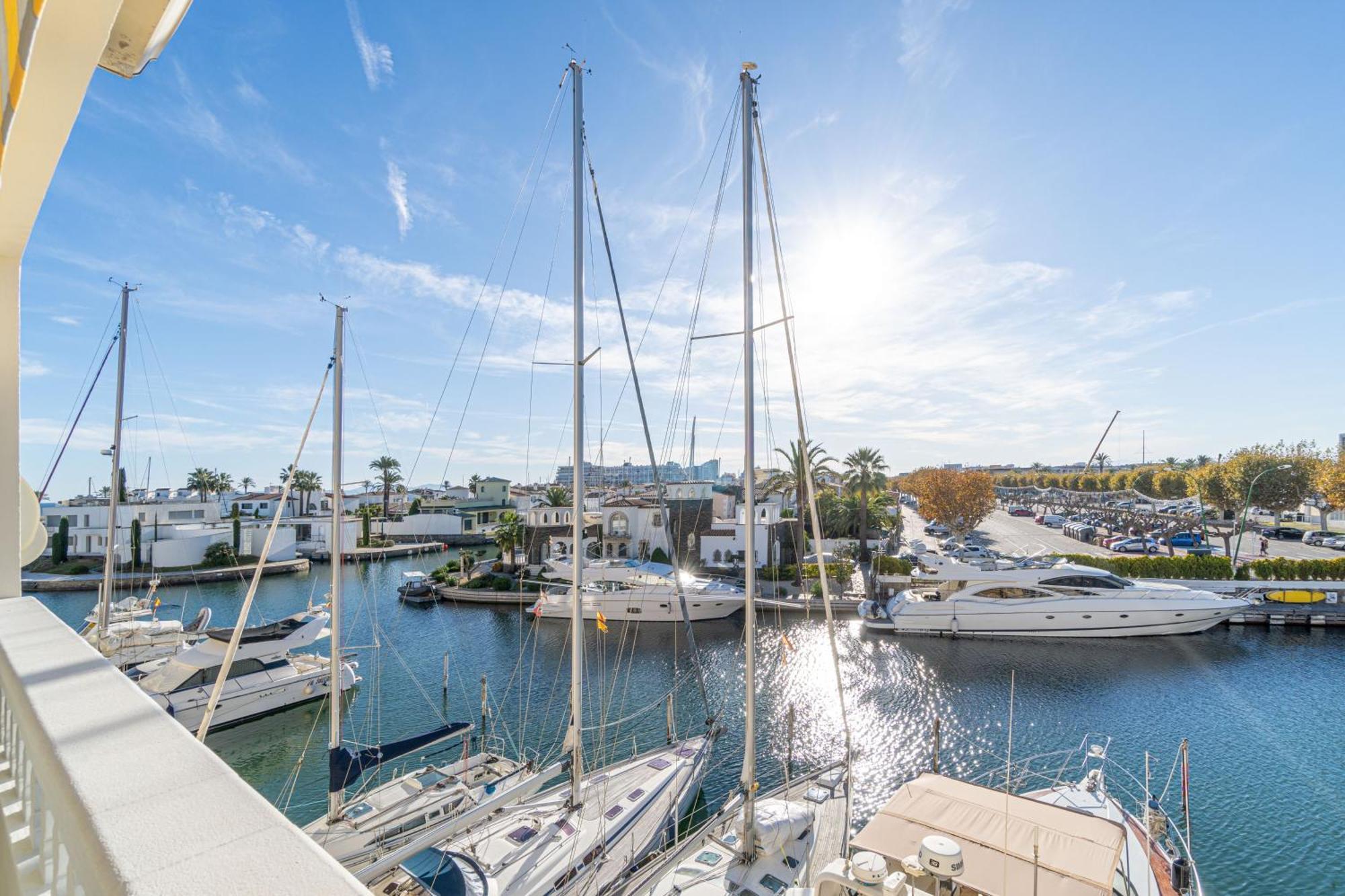 Moderno Apartamento Frente Al Canal Con Terrazas Apartment Empuriabrava Luaran gambar
